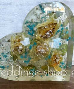 μπλοκ από υγρό γυαλι καρδιά με νυφική ανθοδέσμη