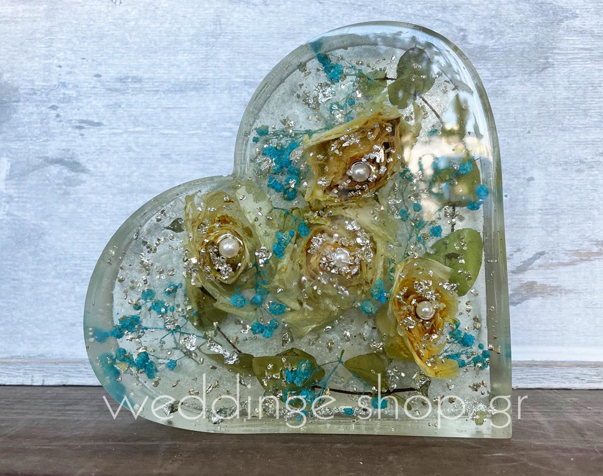μπλοκ από υγρό γυαλι καρδιά με νυφική ανθοδέσμη